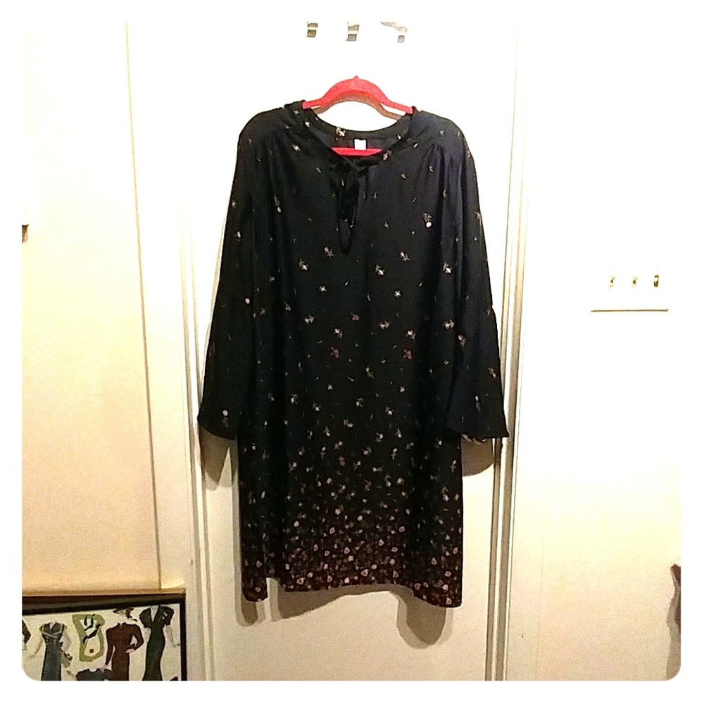 🌹🌷🌸 Chic Old Navy Bell Sleeve Dress NWT🌸🌷🌹